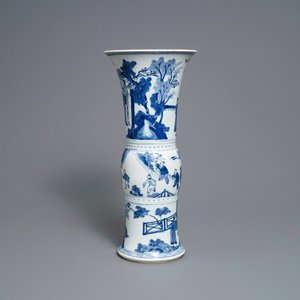Een Chinese blauw-witte gu vaas met figuratief decor, Kangxi — foto 3