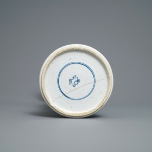Een Chinese blauw-witte gu vaas met figuratief decor, Kangxi — foto 5