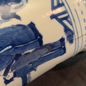 Een Chinese blauw-witte gu vaas met figuratief decor, Kangxi — foto 10