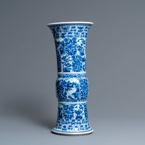 Een Chinese blauw-witte 'gu' vaas met florale en landschapspanelen, Kangxi — foto 2