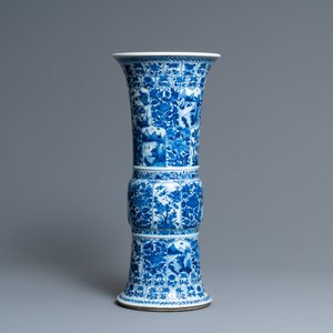 Een Chinese blauw-witte 'gu' vaas met florale en landschapspanelen, Kangxi — foto 3