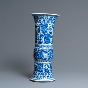 Een Chinese blauw-witte 'gu' vaas met florale en landschapspanelen, Kangxi — foto 4