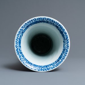 Een Chinese blauw-witte 'gu' vaas met florale en landschapspanelen, Kangxi — foto 5