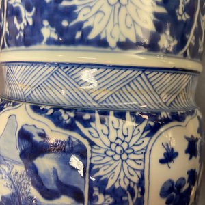 Een Chinese blauw-witte 'gu' vaas met landschaps- en florale medaillons, Kangxi — foto 12