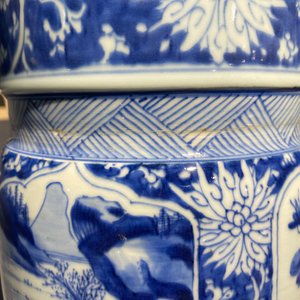 Een Chinese blauw-witte 'gu' vaas met landschaps- en florale medaillons, Kangxi — foto 14