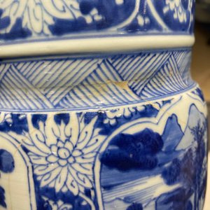 Een Chinese blauw-witte 'gu' vaas met landschaps- en florale medaillons, Kangxi — foto 17