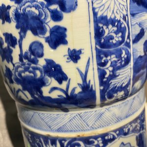 Een Chinese blauw-witte 'gu' vaas met landschaps- en florale medaillons, Kangxi — foto 19