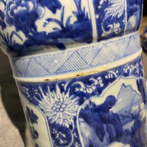 Een Chinese blauw-witte 'gu' vaas met landschaps- en florale medaillons, Kangxi — foto 20