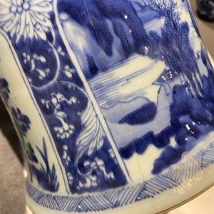 Een Chinese blauw-witte 'gu' vaas met landschaps- en florale medaillons, Kangxi — foto 21