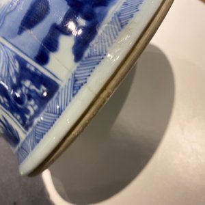 Een Chinese blauw-witte 'gu' vaas met landschaps- en florale medaillons, Kangxi — foto 22