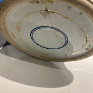 Een Chinese blauw-witte 'gu' vaas met landschaps- en florale medaillons, Kangxi — foto 23