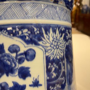 Een Chinese blauw-witte 'gu' vaas met landschaps- en florale medaillons, Kangxi — foto 27