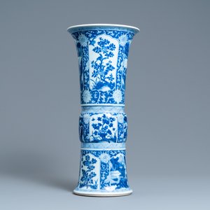 Een Chinese blauw-witte 'gu' vaas met landschaps- en florale medaillons, Kangxi — foto 4