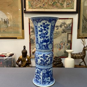 Een Chinese blauw-witte 'gu' vaas met landschaps- en florale medaillons, Kangxi — foto 8