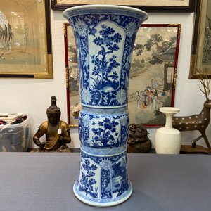 Een Chinese blauw-witte 'gu' vaas met landschaps- en florale medaillons, Kangxi — foto 10