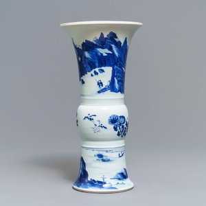 Een Chinese blauw-witte gu vaas met landschapsdecor, Kangxi merk en periode — foto 1
