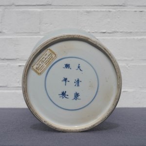 Een Chinese blauw-witte gu vaas met landschapsdecor, Kangxi merk en periode — foto 12