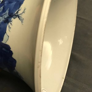 Een Chinese blauw-witte gu vaas met landschapsdecor, Kangxi merk en periode — foto 24
