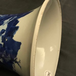 Een Chinese blauw-witte gu vaas met landschapsdecor, Kangxi merk en periode — foto 26