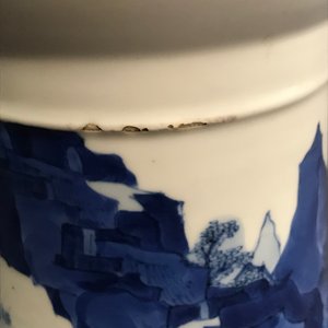 Een Chinese blauw-witte gu vaas met landschapsdecor, Kangxi merk en periode — foto 27