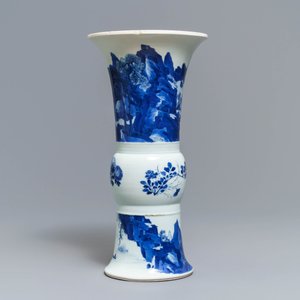 Een Chinese blauw-witte gu vaas met landschapsdecor, Kangxi merk en periode — foto 3