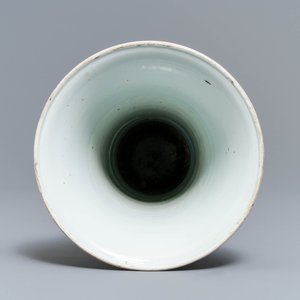 Een Chinese blauw-witte gu vaas met landschapsdecor, Kangxi merk en periode — foto 5