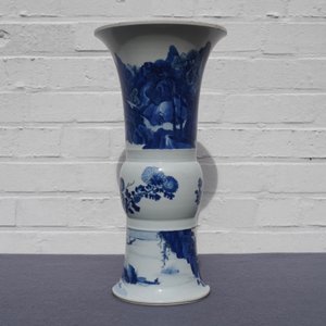 Een Chinese blauw-witte gu vaas met landschapsdecor, Kangxi merk en periode — foto 8