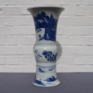 Een Chinese blauw-witte gu vaas met landschapsdecor, Kangxi merk en periode — foto 9