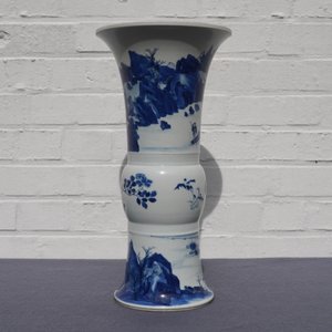 Een Chinese blauw-witte gu vaas met landschapsdecor, Kangxi merk en periode — foto 10