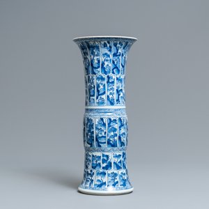Een Chinese blauw-witte 'gu' vaas met landschapspanelen, Kangxi — foto 1