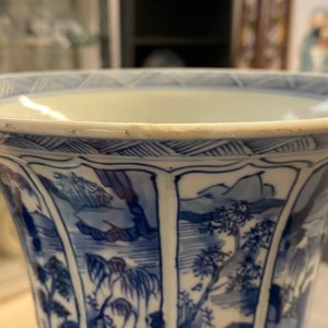 Een Chinese blauw-witte 'gu' vaas met landschapspanelen, Kangxi — foto 14