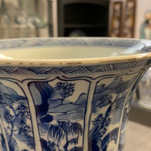 Een Chinese blauw-witte 'gu' vaas met landschapspanelen, Kangxi — foto 15