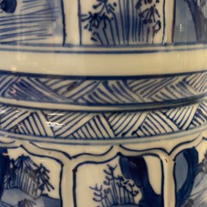 Een Chinese blauw-witte 'gu' vaas met landschapspanelen, Kangxi — foto 9