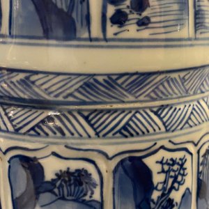 Een Chinese blauw-witte 'gu' vaas met landschapspanelen, Kangxi — foto 10