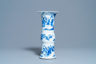 Een Chinese blauw-witte 'gu' vaas met onsterfelijken, Kangxi