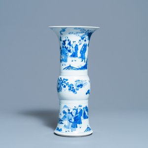 Een Chinese blauw-witte 'gu' vaas met onsterfelijken, Kangxi — foto 1