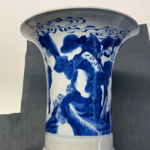 Een Chinese blauw-witte 'gu' vaas met onsterfelijken, Kangxi — foto 14