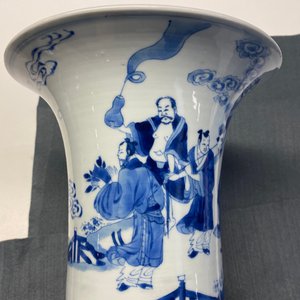 Een Chinese blauw-witte 'gu' vaas met onsterfelijken, Kangxi — foto 16