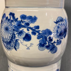 Een Chinese blauw-witte 'gu' vaas met onsterfelijken, Kangxi — foto 17