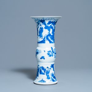 Een Chinese blauw-witte 'gu' vaas met onsterfelijken, Kangxi — foto 2