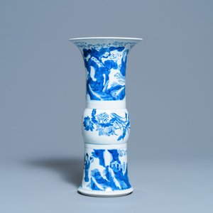 Een Chinese blauw-witte 'gu' vaas met onsterfelijken, Kangxi — foto 3
