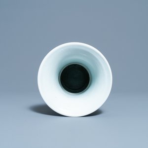 Een Chinese blauw-witte 'gu' vaas met onsterfelijken, Kangxi — foto 5