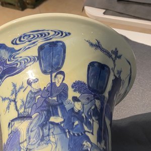 Een Chinese blauw-witte 'gu' vaas met ruiters te paard, Kangxi — foto 12