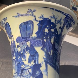 Een Chinese blauw-witte 'gu' vaas met ruiters te paard, Kangxi — foto 13