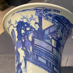 Een Chinese blauw-witte 'gu' vaas met ruiters te paard, Kangxi — foto 14