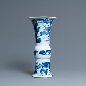 Een Chinese blauw-witte 'gu' vaas met ruiters te paard, Kangxi — foto 2