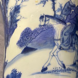 Een Chinese blauw-witte 'gu' vaas met ruiters te paard, Kangxi — foto 24