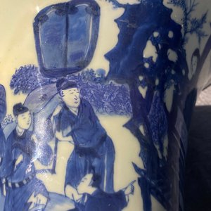 Een Chinese blauw-witte 'gu' vaas met ruiters te paard, Kangxi — foto 25