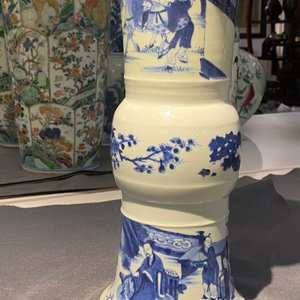 Een Chinese blauw-witte 'gu' vaas met ruiters te paard, Kangxi — foto 27