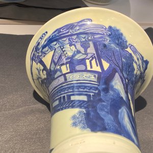 Een Chinese blauw-witte 'gu' vaas met ruiters te paard, Kangxi — foto 31